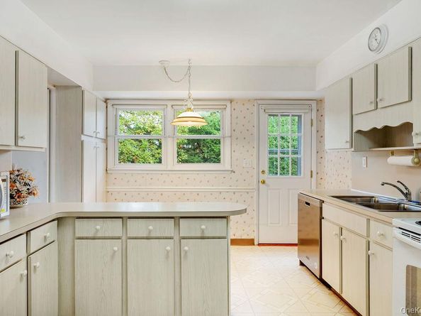 18 Seton Drive, New Rochelle NY 10804