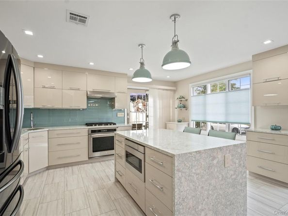 939 Manor Lane, Bay Shore NY 11706