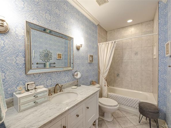 2 True Harbour Way, West Islip NY 11795