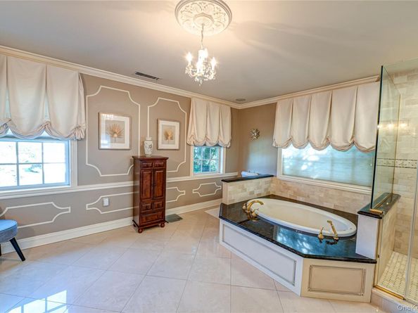 2 True Harbour Way, West Islip NY 11795