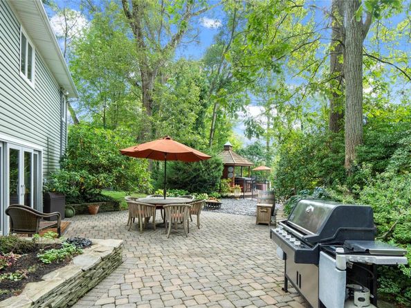 25 Surry Hill Place, Huntington NY 11743