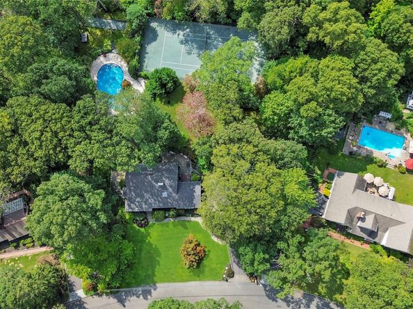 25 Surry Hill Place, Huntington NY 11743