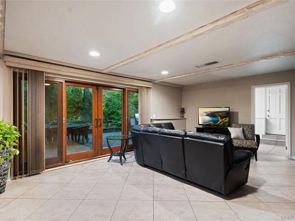 25 Surry Hill Place, Huntington NY 11743