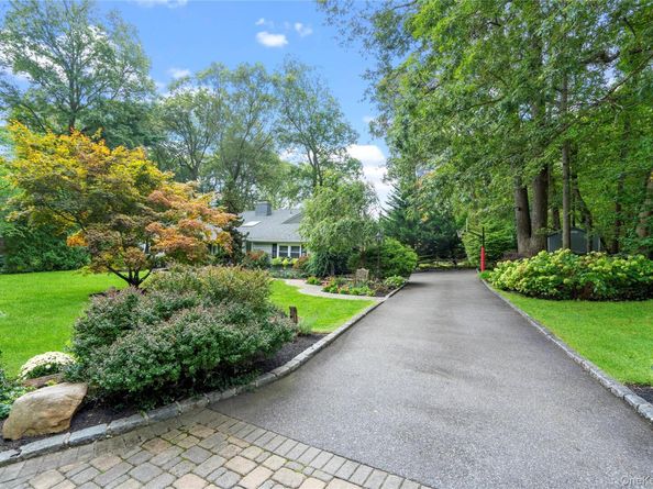 25 Surry Hill Place, Huntington NY 11743