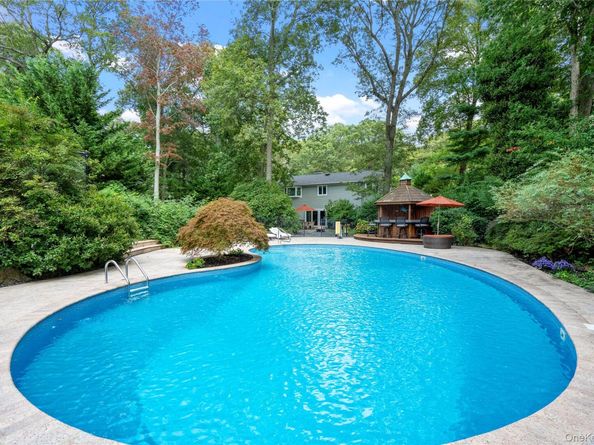 25 Surry Hill Place, Huntington NY 11743