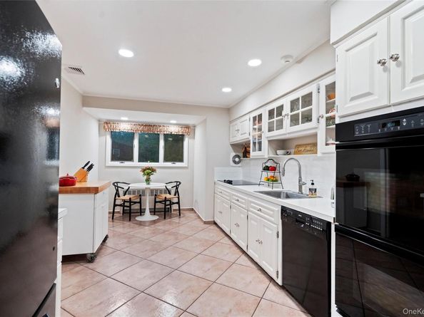 25 Surry Hill Place, Huntington NY 11743