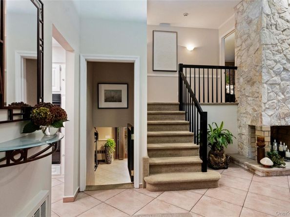 25 Surry Hill Place, Huntington NY 11743