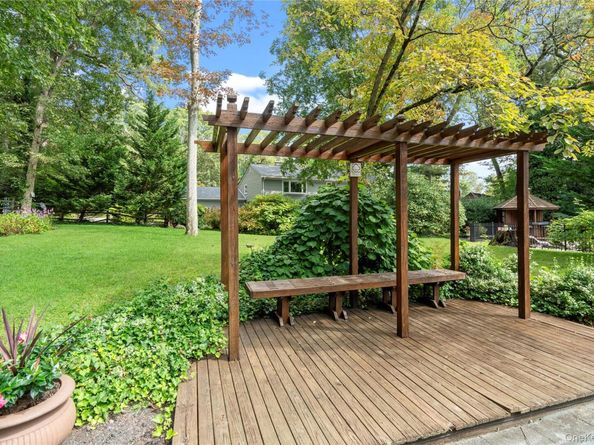 25 Surry Hill Place, Huntington NY 11743