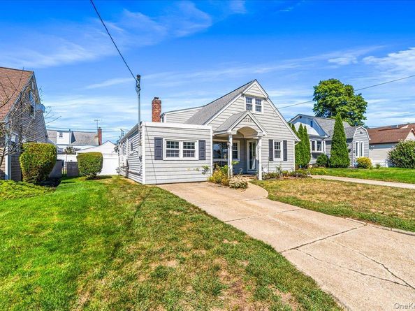 1069 Hastings Street, Baldwin Harbor NY 11510