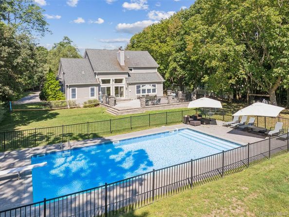 154 Montauk Hwy Highway, East Moriches NY 11940