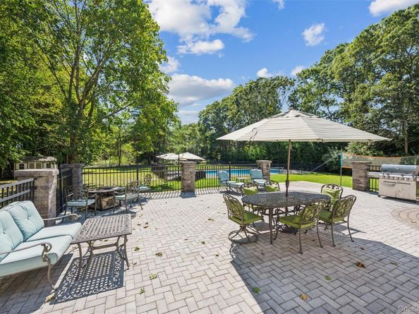 154 Montauk Hwy Highway, East Moriches NY 11940