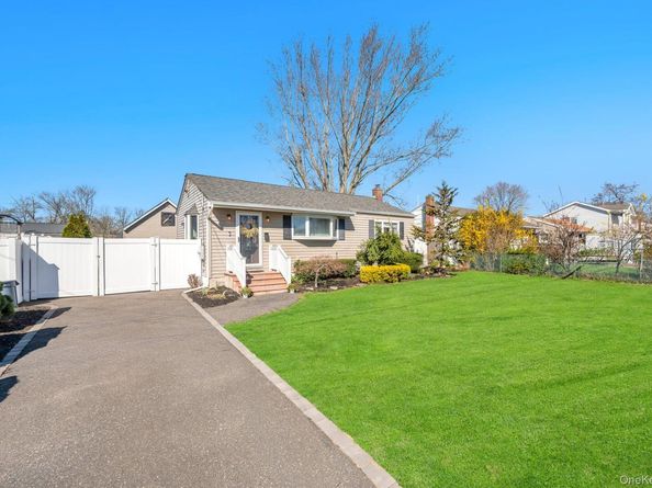 28 Saint Joseph Avenue, Ronkonkoma NY 11779