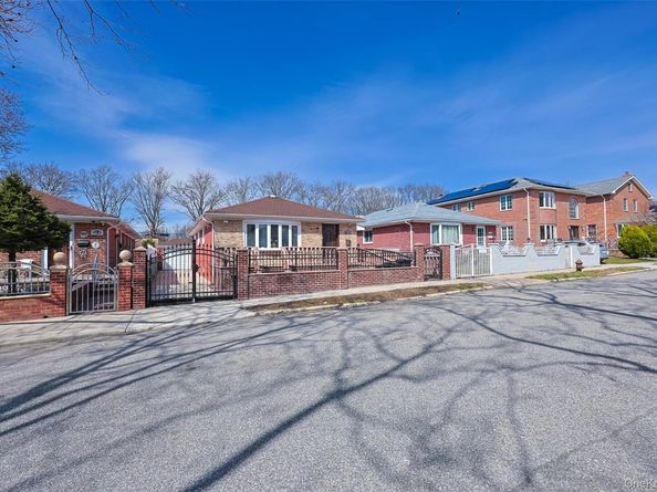 22447 76th Road, Oakland Gardens NY 11364