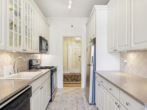 12 Hamilton Place B5, Garden City NY 11530