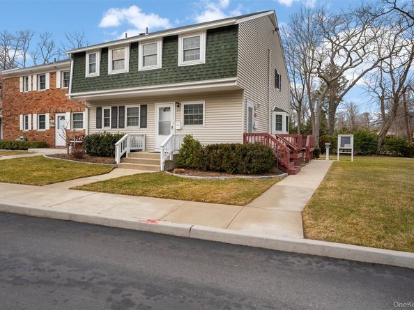 252 Village Drive 252, Hauppauge NY 11788