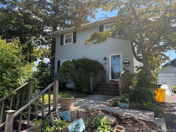 109 Cherry Drive W, Plainview NY 11803