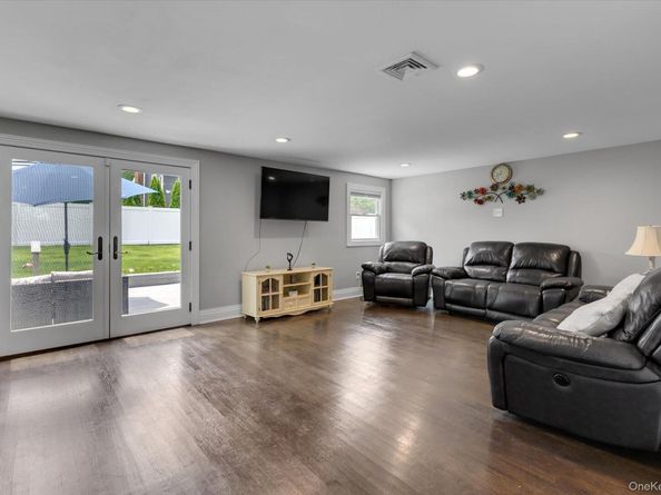18 Catherwood Crescent, Melville NY 11747