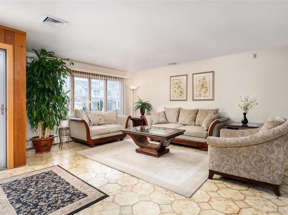 11 Eaton Road, Syosset NY 11791