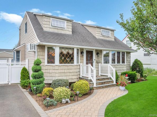 62 Vincent Road, Hicksville NY 11801