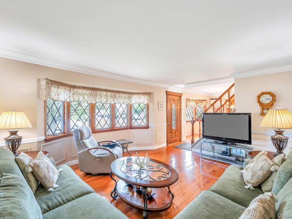 62 Vincent Road, Hicksville NY 11801
