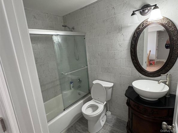 33 Newbrook Lane 33, Bay Shore NY 11706