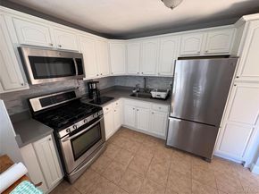33 Newbrook Lane 33, Bay Shore NY 11706