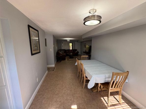 33 Newbrook Lane 33, Bay Shore NY 11706