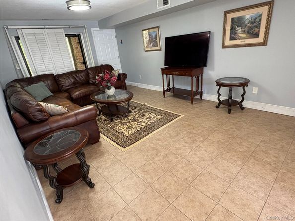 33 Newbrook Lane 33, Bay Shore NY 11706