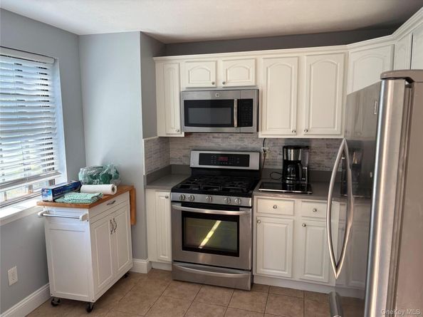 33 Newbrook Lane 33, Bay Shore NY 11706