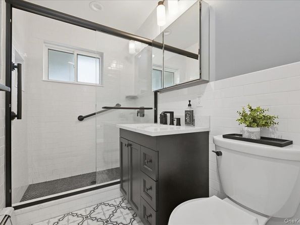 16 Ridge Drive E, Roslyn NY 11576