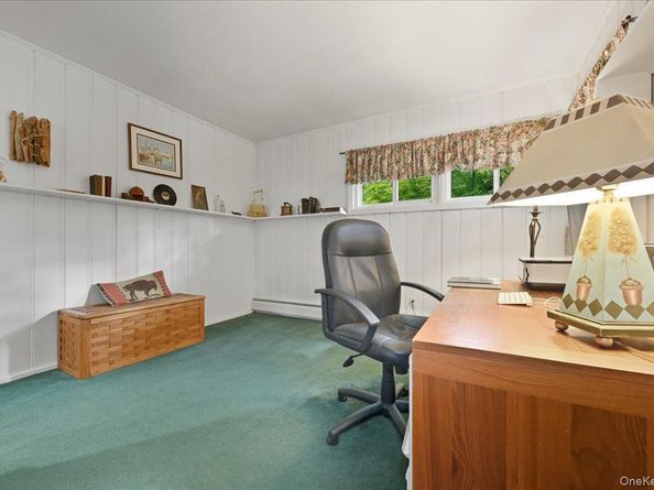 16 Ridge Drive E, Roslyn NY 11576