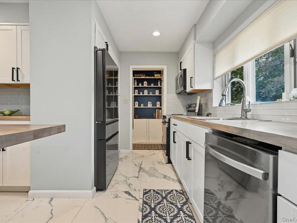 16 Ridge Drive E, Roslyn NY 11576