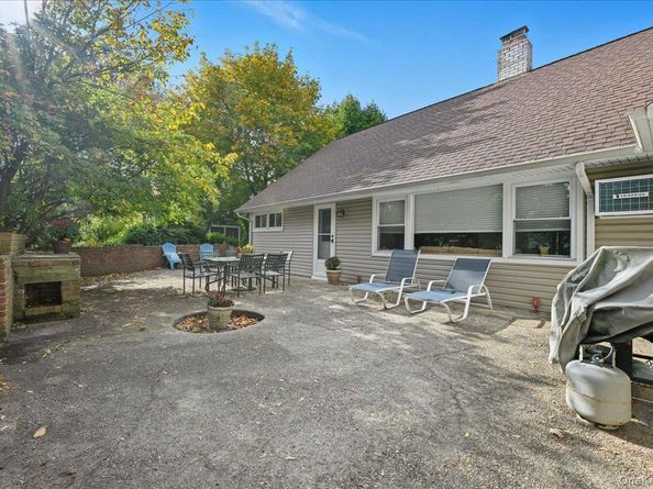 16 Ridge Drive E, Roslyn NY 11576