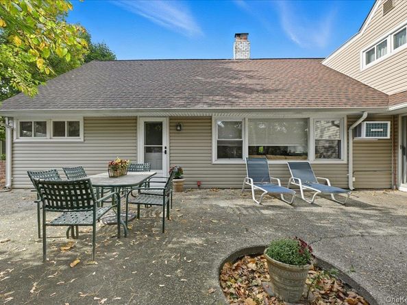 16 Ridge Drive E, Roslyn NY 11576