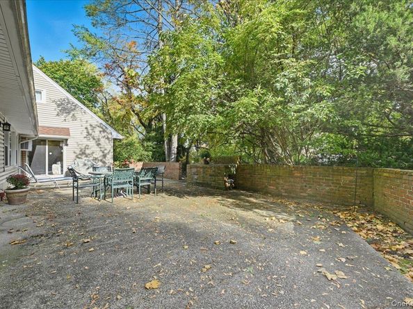 16 Ridge Drive E, Roslyn NY 11576