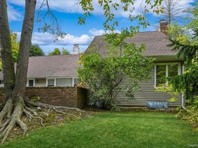 16 Ridge Drive E, Roslyn NY 11576