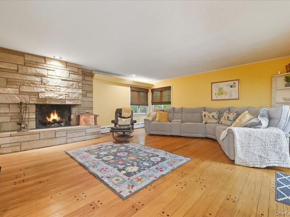 16 Ridge Drive E, Roslyn NY 11576