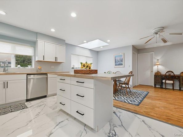 16 Ridge Drive E, Roslyn NY 11576