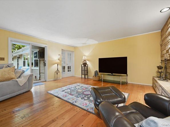 16 Ridge Drive E, Roslyn NY 11576