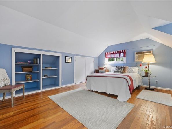 16 Ridge Drive E, Roslyn NY 11576