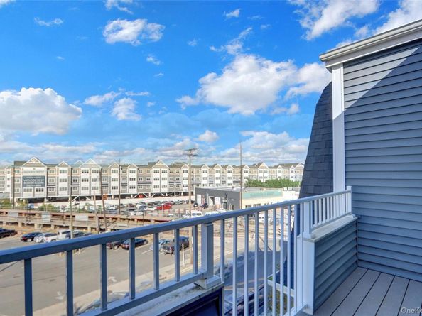 233 Marina Pointe Drive 233, East Rockaway NY 11518