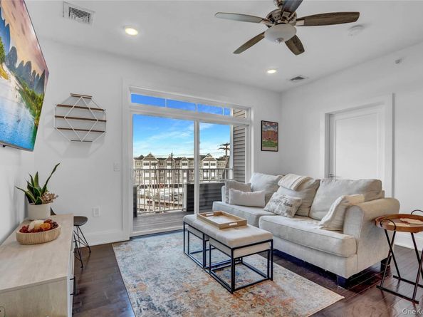 233 Marina Pointe Drive 233, East Rockaway NY 11518