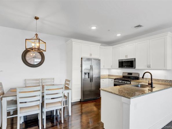 233 Marina Pointe Drive 233, East Rockaway NY 11518