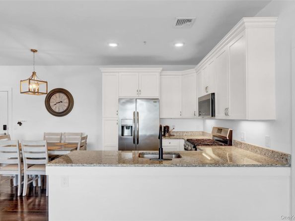 233 Marina Pointe Drive 233, East Rockaway NY 11518