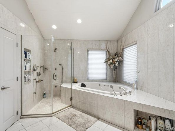 3 Aron Drive, Woodbury NY 11797