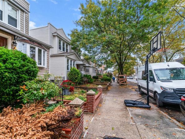 6924 67th Pl, Glendale NY 11385