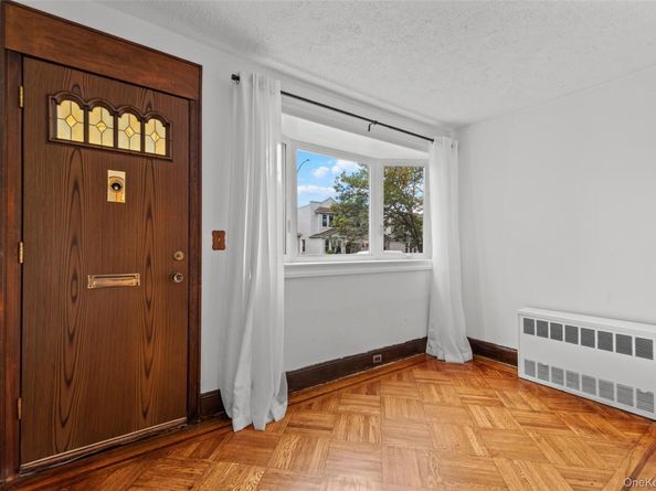 6924 67th Pl, Glendale NY 11385