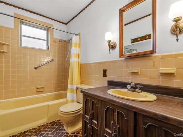 6924 67th Pl, Glendale NY 11385