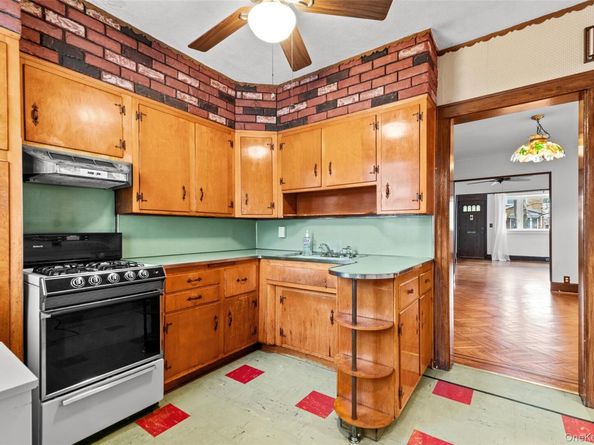 6924 67th Pl, Glendale NY 11385