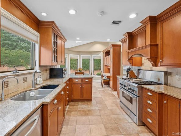 18 Knoll Lane, Glen Head NY 11545
